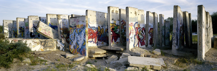 1521B_wall_slabs_graffity